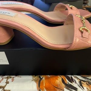 Cute pink sandals with a low heel W11